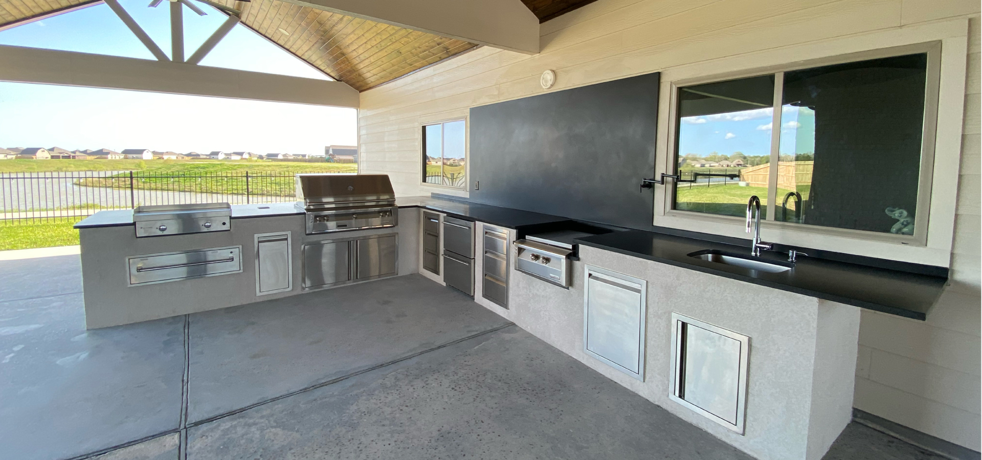 Built-In Grill vs. Outdoor Kitchen: Which Is Right for Your Home?